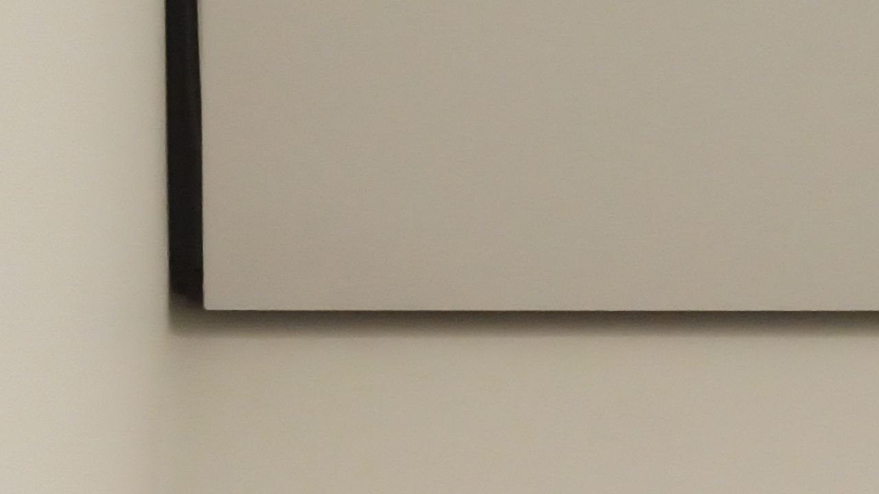 Теневой потолок — это одна из разновидностей натяжного полотна, отличающаяся конструкцией крепежного элемента (багета)