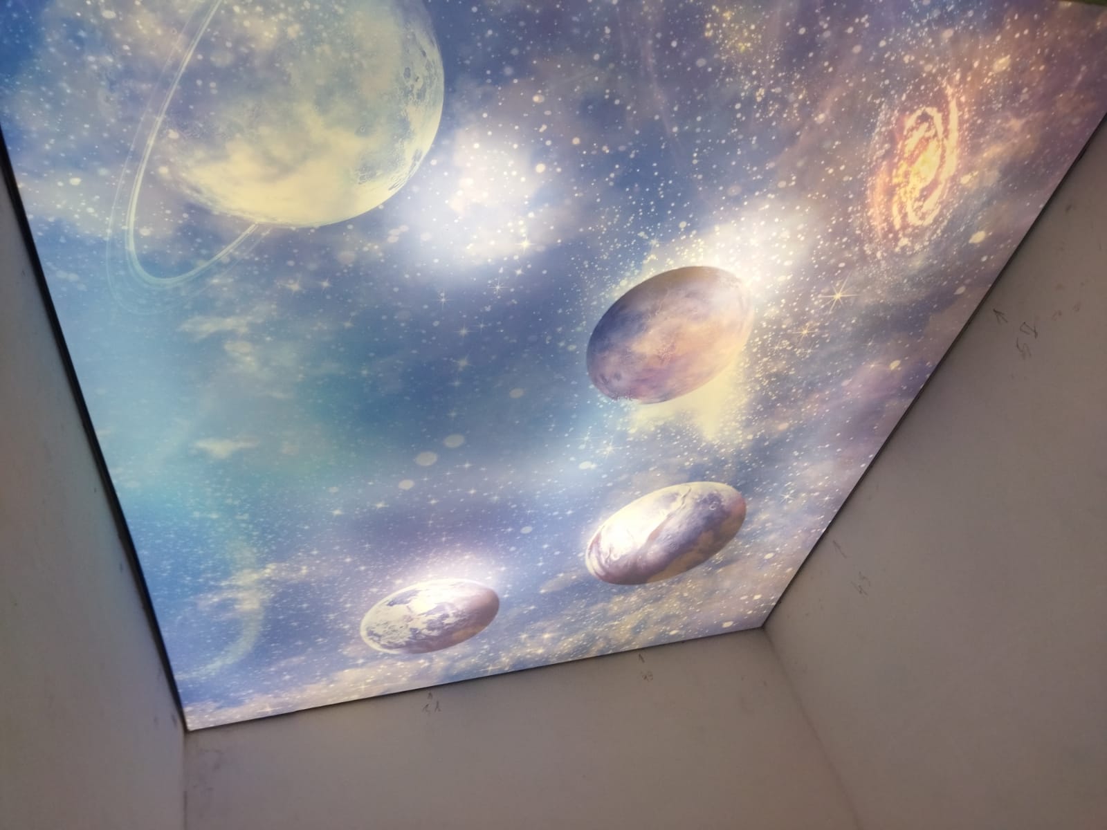 Фотопечать представляет собой нанесение выбранного изображения на материал с использованием специального оборудования.